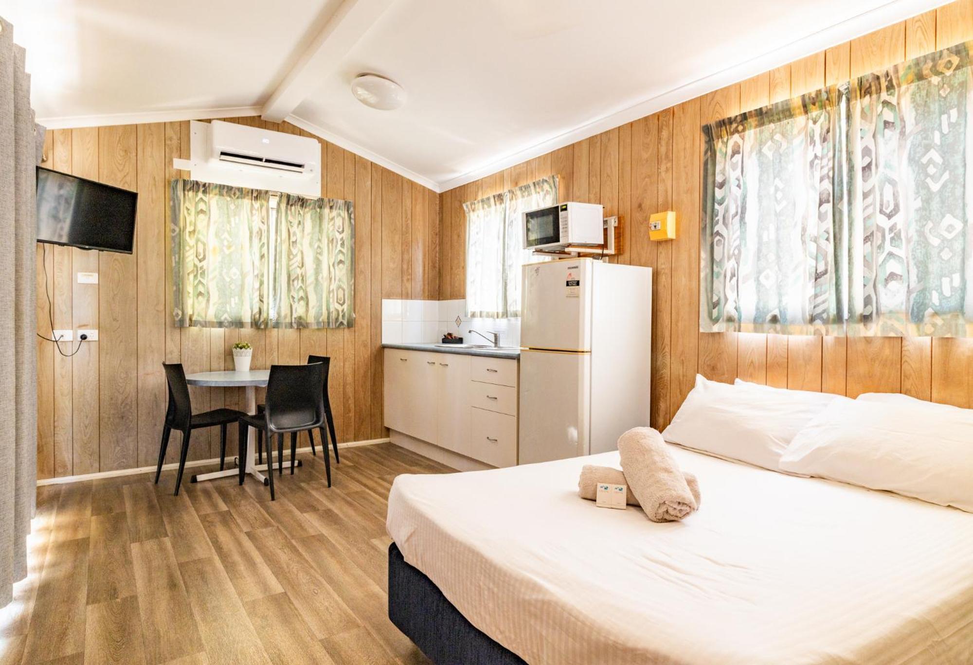 Harbour Lights Tourist Park Hotel Bowen Bagian luar foto
